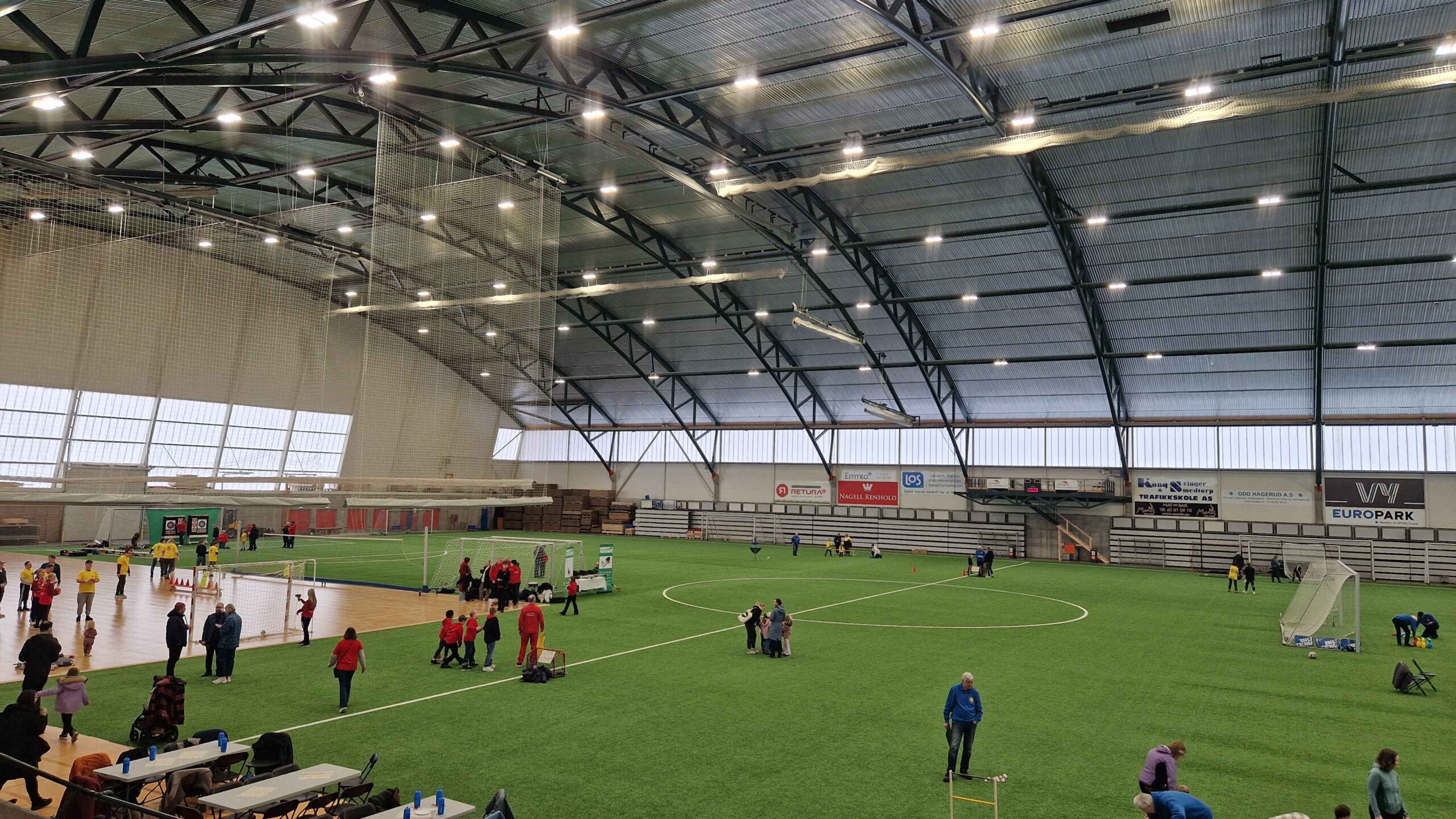 Hallen summet med aktivitet hele dagen.