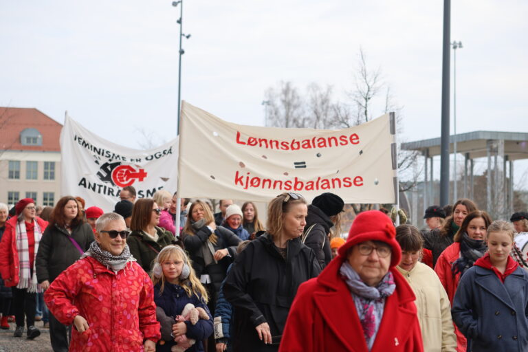 Mange møtte opp for å gå i 8.mars-tog i Kongsvinger.