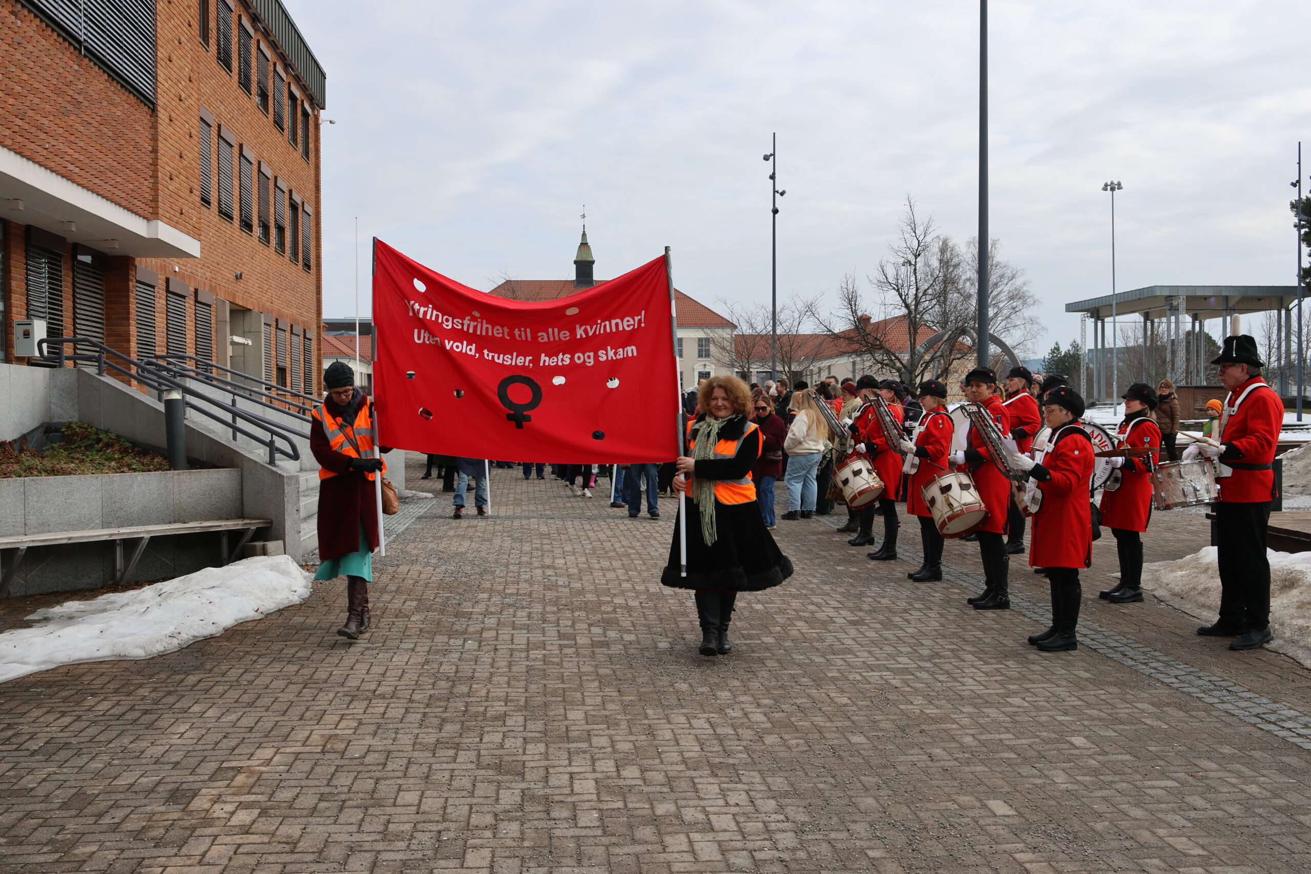Drum Ladies trommet 8.mars-toget avgårde mot Kvinnemuseet der programmet skulle fortsette.