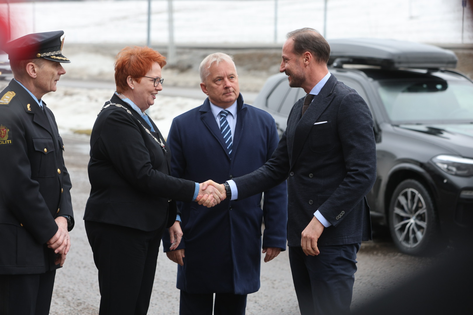Ordfører Elin Såheim Bjørkli og statsforvalter Knut Storberget tok imot kronprinsen på Langeland i Kongsvinger.