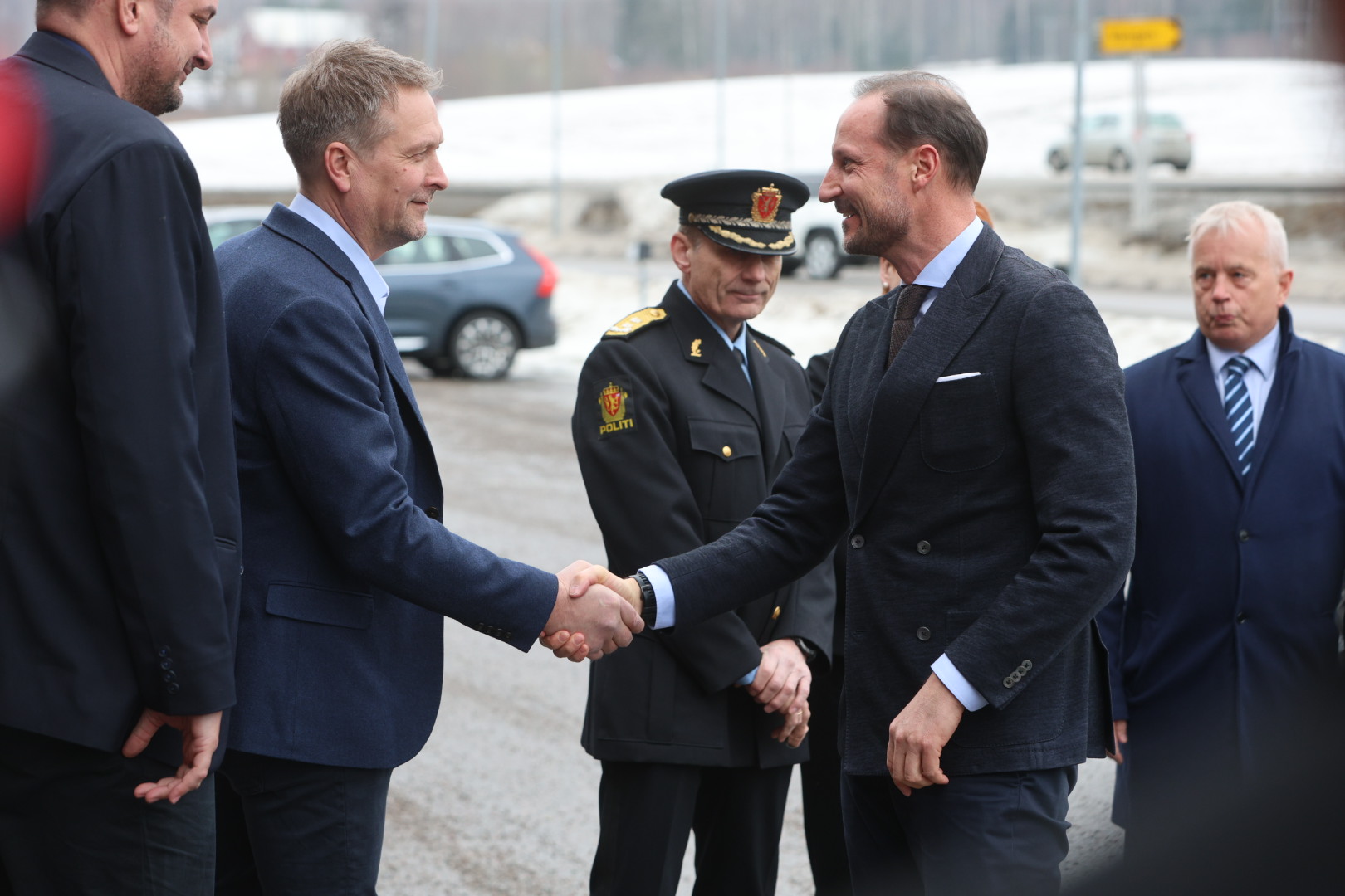 Kenneth Gundersen, daglig leder i Elcare tar imot kronprinsen.