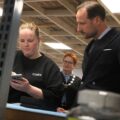 Janicke Otertjernet sørget for Kronprins Haakon klarte å reparere en telefon under mandagens besøk på Kongsvinger.