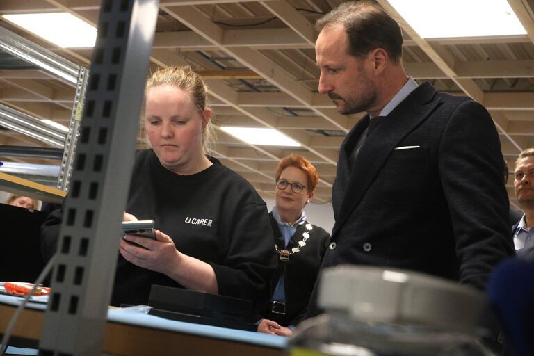 Janicke Otertjernet sørget for Kronprins Haakon klarte å reparere en telefon under mandagens besøk på Kongsvinger.