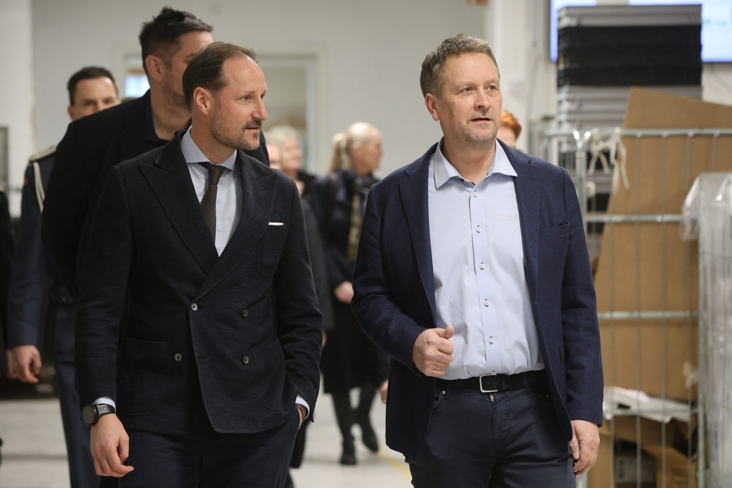 Daglig leder Kenneth Gundersen (t.h.) viste frem hvordan det jobbes på Elcare.