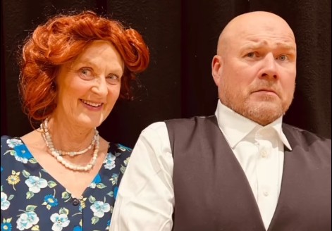Cafevert René (Heiki Noer-Johansen )og hans kone Edith (Hilde Offord) spiller viktige roller i situasjonskomedien 'allo 'allo som nå settes opp på KUSK (Foto: Privat)