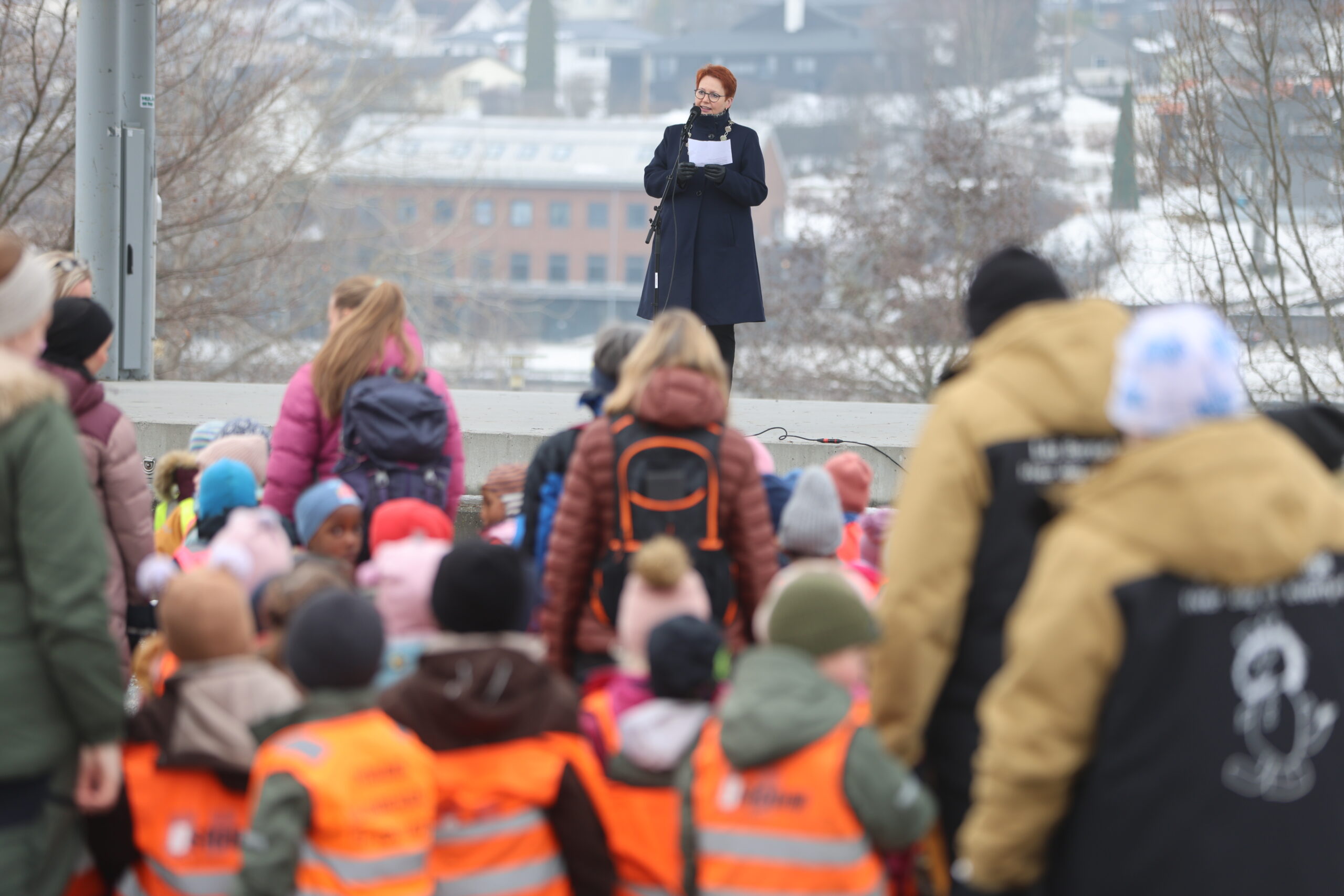 Ordfører Elin Såheim fikk æren av å sette i gang dagen for skolestarterne i barnehagen med tale fra byscenen.