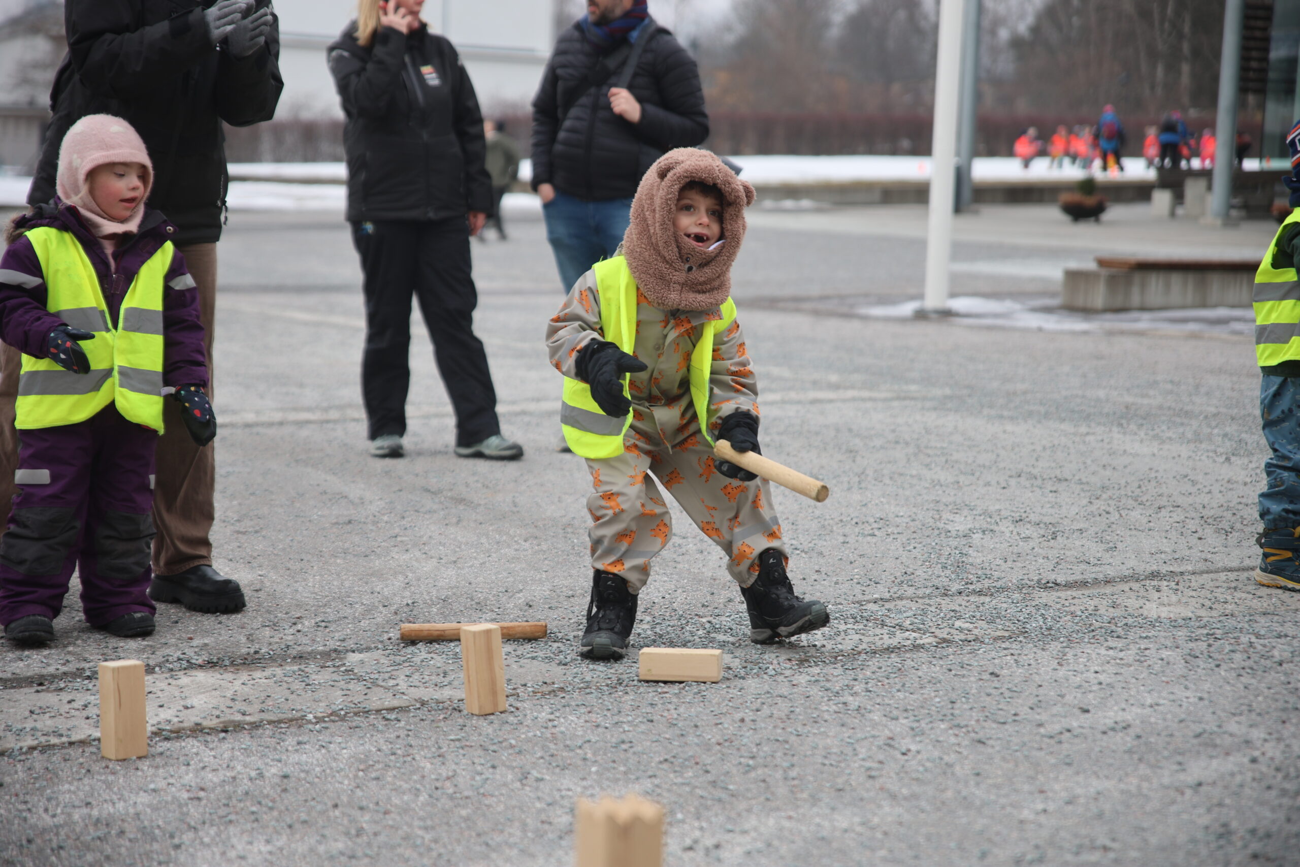 Vinger Barnehage prøvde seg først på kubb under deres dag.