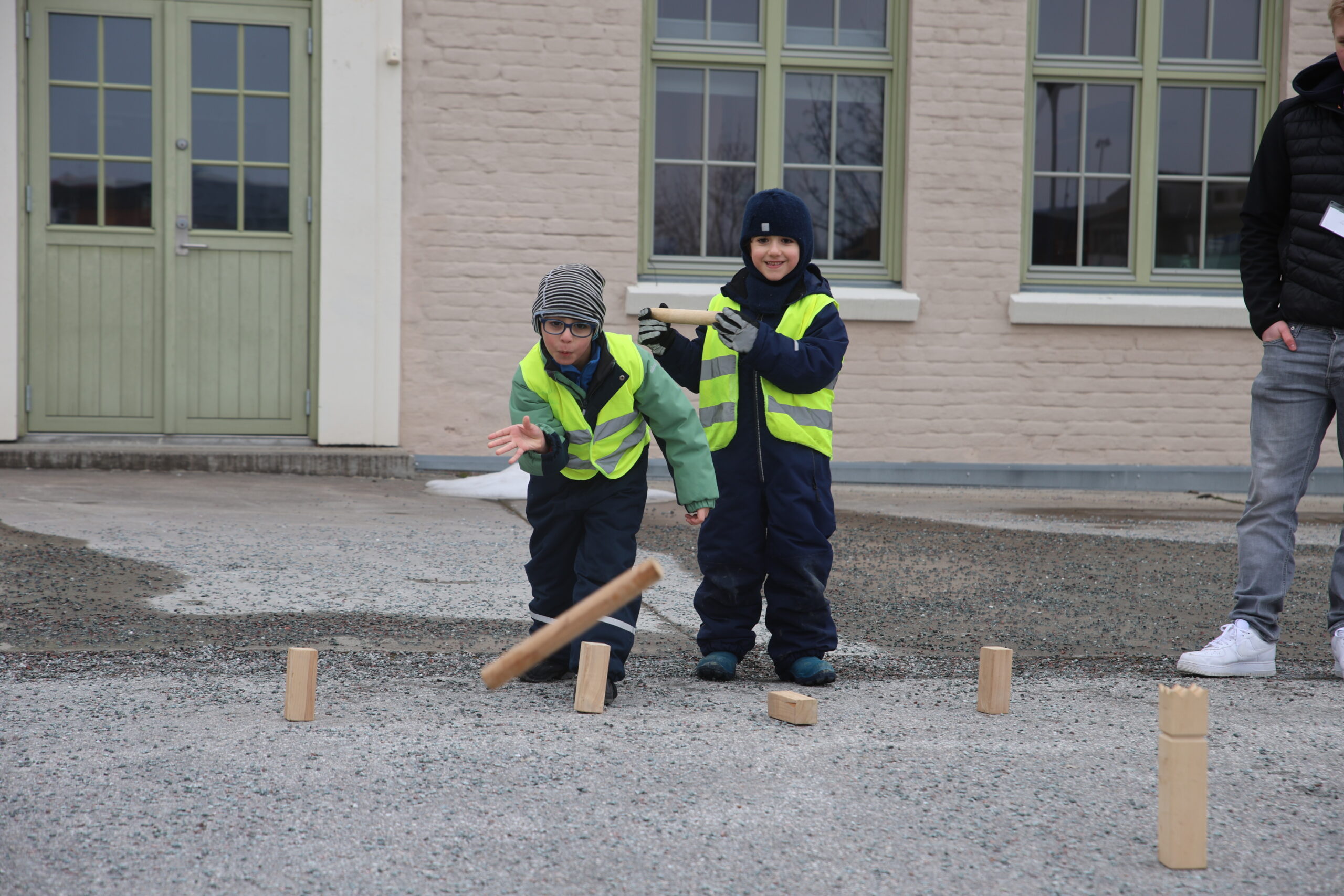 Vinger Barnehage prøvde seg først på kubb under deres dag.