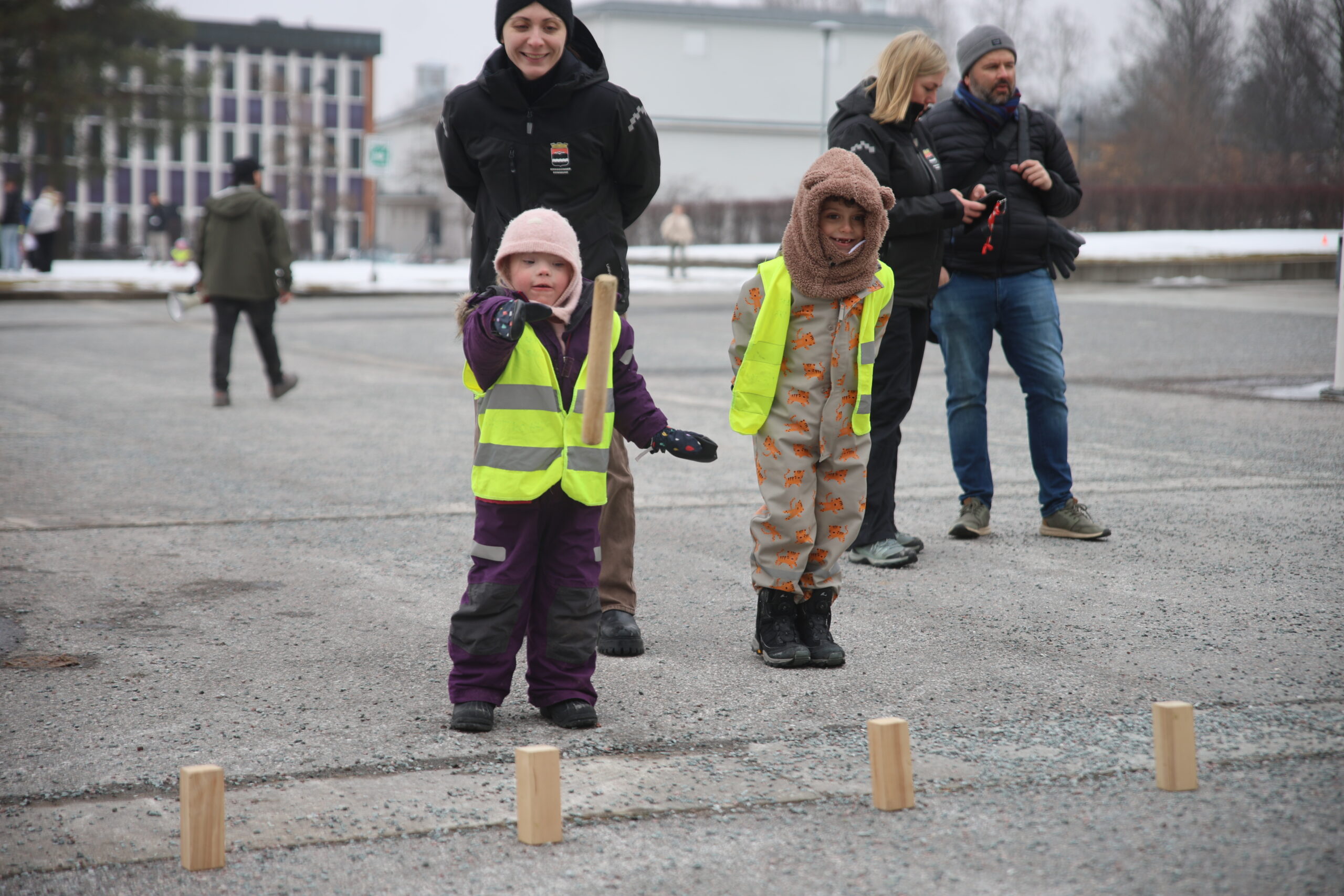 Vinger Barnehage prøvde seg først på kubb under deres dag.