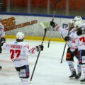 KIL ishockey klarte til slutt å ta seieren mot Rosenborg. Her feirer de kampens første scoring av Jonathan Blücher.