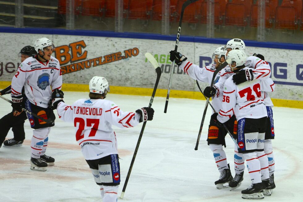 KIL ishockey klarte til slutt å ta seieren mot Rosenborg. Her feirer de kampens første scoring av Jonathan Blücher.