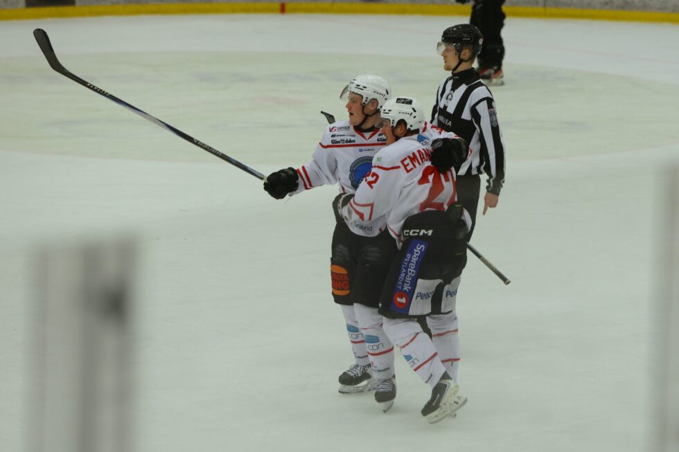 Theodor Karlunden (t.v.) feiret sin avgjørende scoring sammen med Albin Emanuelsson.