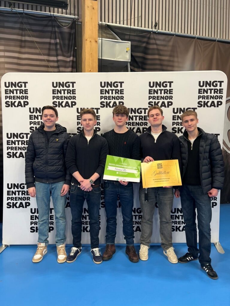 Innlandets beste ungdomsbedrift består av (f.v.) markedsansvarlig Henrik Halvorsen, økonomiansvarlig Adrian Sveia Veidahl, daglig Leder Elias Hagaløkken Willard, markedsansvarlig Timian Salem Åsen og utviklingsansvarlig, Denys Babyka.