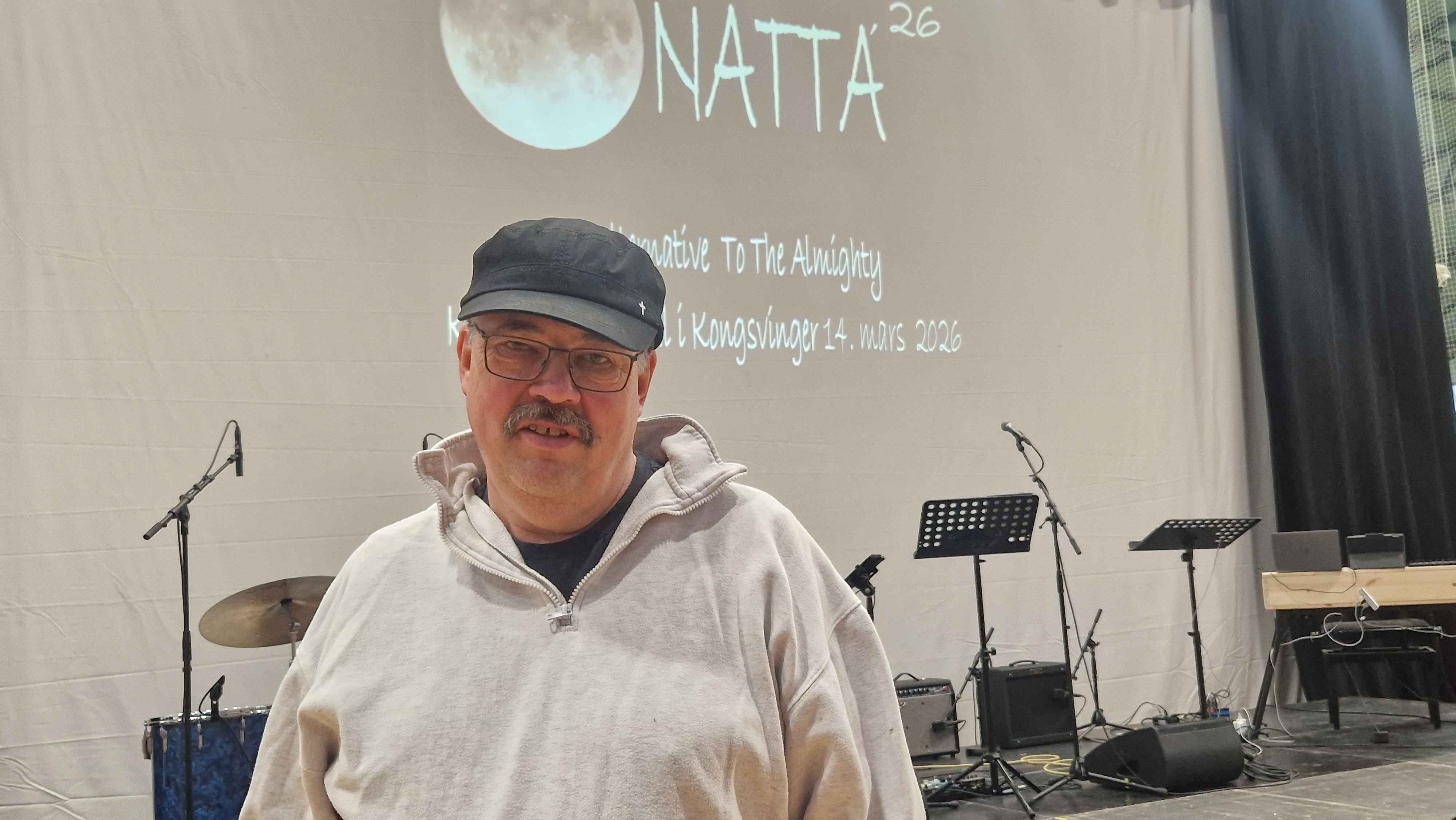 Morten Ruud er undervisningsprest og er en av mange voksne til stede på arrangementet.