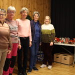 Bente Kristoffersen (f.v.), Irene Engen, May Kristiansen, Astrid Kristiansen og Mette Karin Hansen har mer enn nok å holde på med før helgens loppemarked på Granli Bygdehus. Lopper i esker og poser skal pakkes ut, sorteres og settes frem på lange bord.