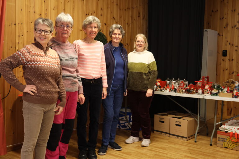 Bente Kristoffersen (f.v.), Irene Engen, May Kristiansen, Astrid Kristiansen og Mette Karin Hansen har mer enn nok å holde på med før helgens loppemarked på Granli Bygdehus. Lopper i esker og poser skal pakkes ut, sorteres og settes frem på lange bord.