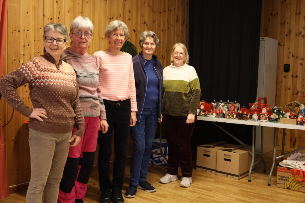Bente Kristoffersen (f.v.), Irene Engen, May Kristiansen, Astrid Kristiansen og Mette Karin Hansen har mer enn nok å holde på med før helgens loppemarked på Granli Bygdehus. Lopper i esker og poser skal pakkes ut, sorteres og settes frem på lange bord.