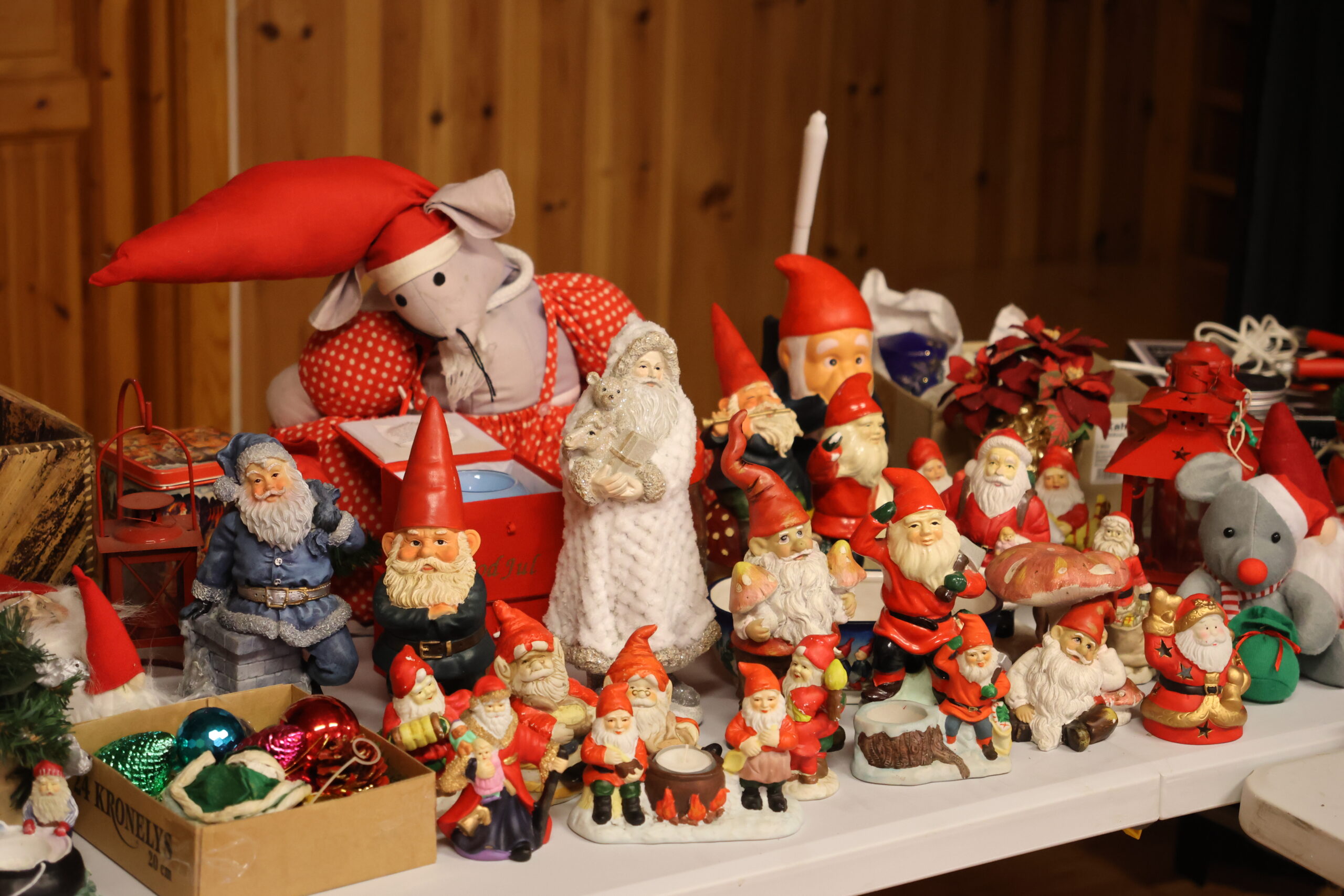Nisser og julepynt i alle størrelser og farger kan man finne på Granli Bygdehus til helgen.
