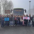 Klassekamerater, foresatte og lærere satte seg torsdag morgen på bussen til Oslo for å heie frem Kornelius Smeby-Ryen og resten av Team Pølsa i skiløypene i Holmenkollen.
