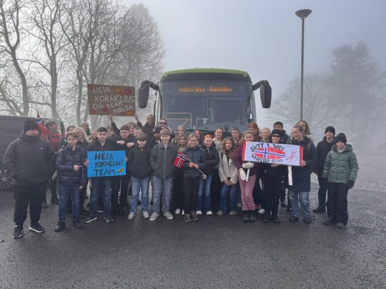 Klassekamerater, foresatte og lærere satte seg torsdag morgen på bussen til Oslo for å heie frem Kornelius Smeby-Ryen og resten av Team Pølsa i skiløypene i Holmenkollen.