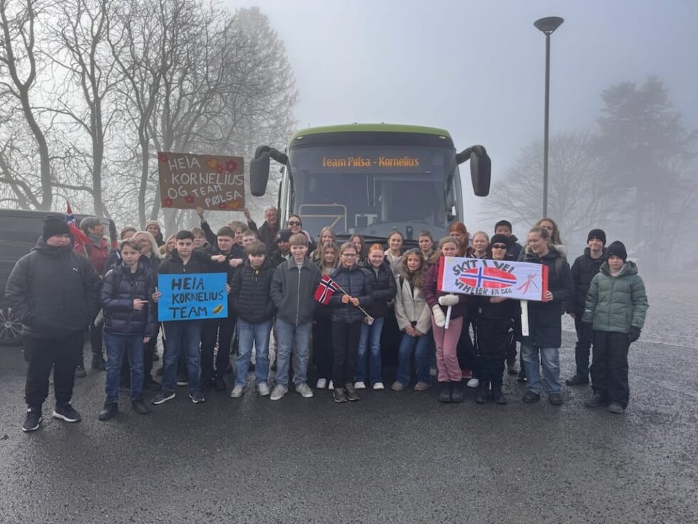 Klassekamerater, foresatte og lærere satte seg torsdag morgen på bussen til Oslo for å heie frem Kornelius Smeby-Ryen og resten av Team Pølsa i skiløypene i Holmenkollen.