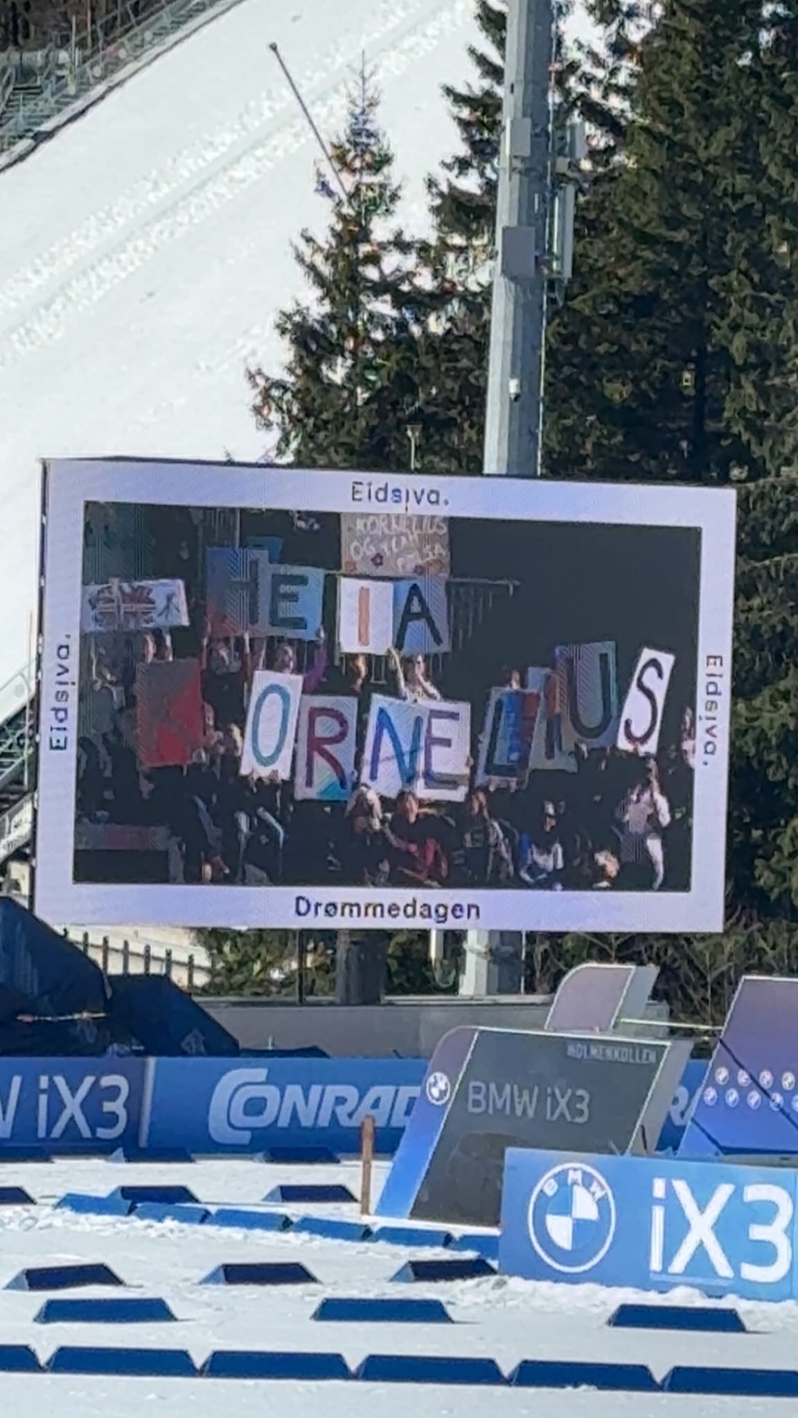 At Kornelius har med seg mange supportere synes på storskjermen i Holmenkollen.