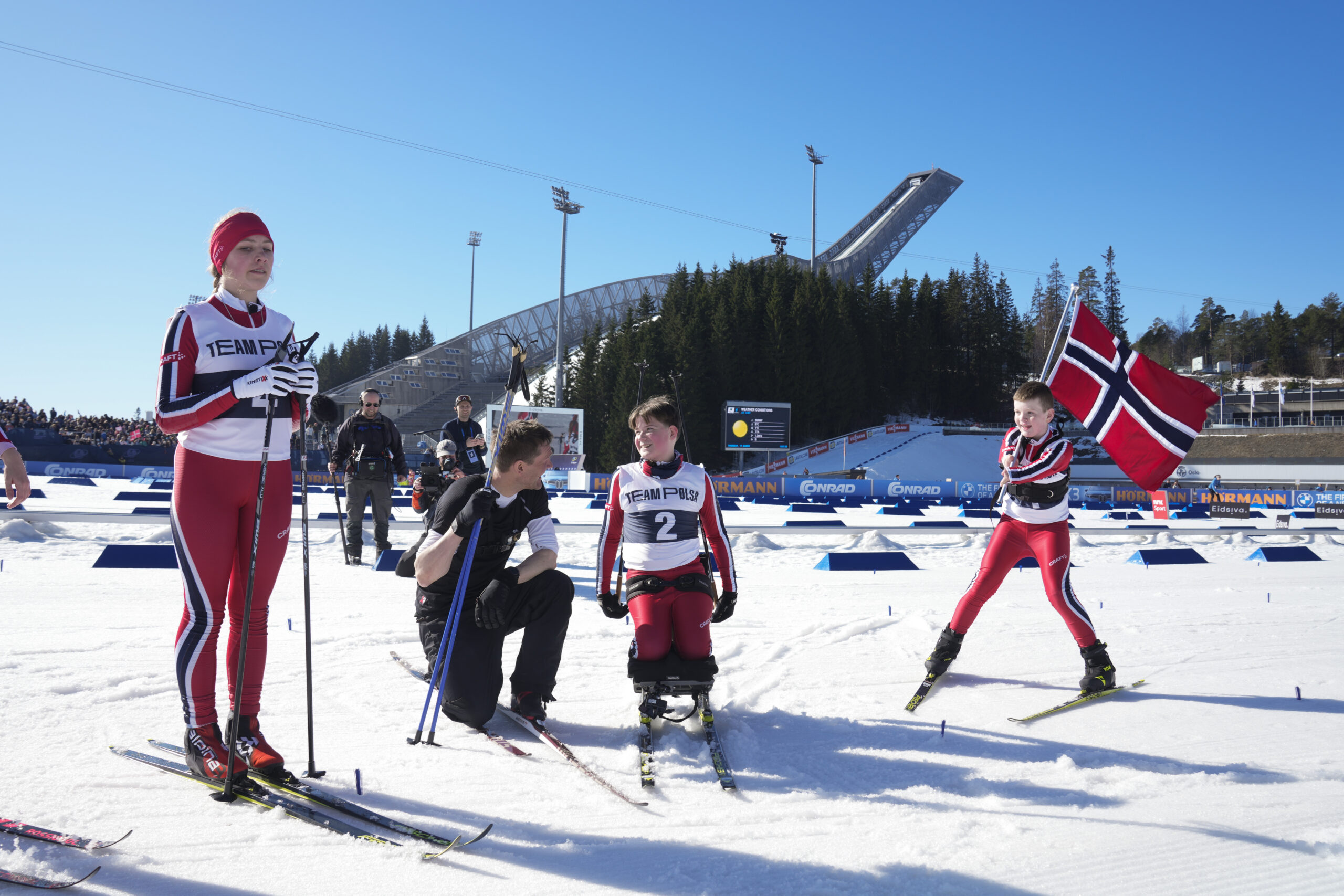 Øystein "Pølsa" Pettersen tar en prat med Kornelius Smeby-Ryen etter målgang i Holmenkollen.