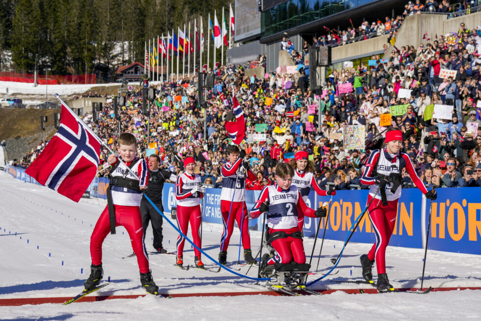 Med 7500 elever fra Osloskolene tilstede går ungdommen i "Team Pølsa" sesong 2 (2026) finalen i skiskyting i Holmenkollen. I sesong 2 består teamet av Synne Lykkeslet, Kornelius Smeby-Ryen, Eleah Tysdal, Benjamin Midtbø Høydal, Alva Bjerrehorn og Erik Damsgård Tomter.