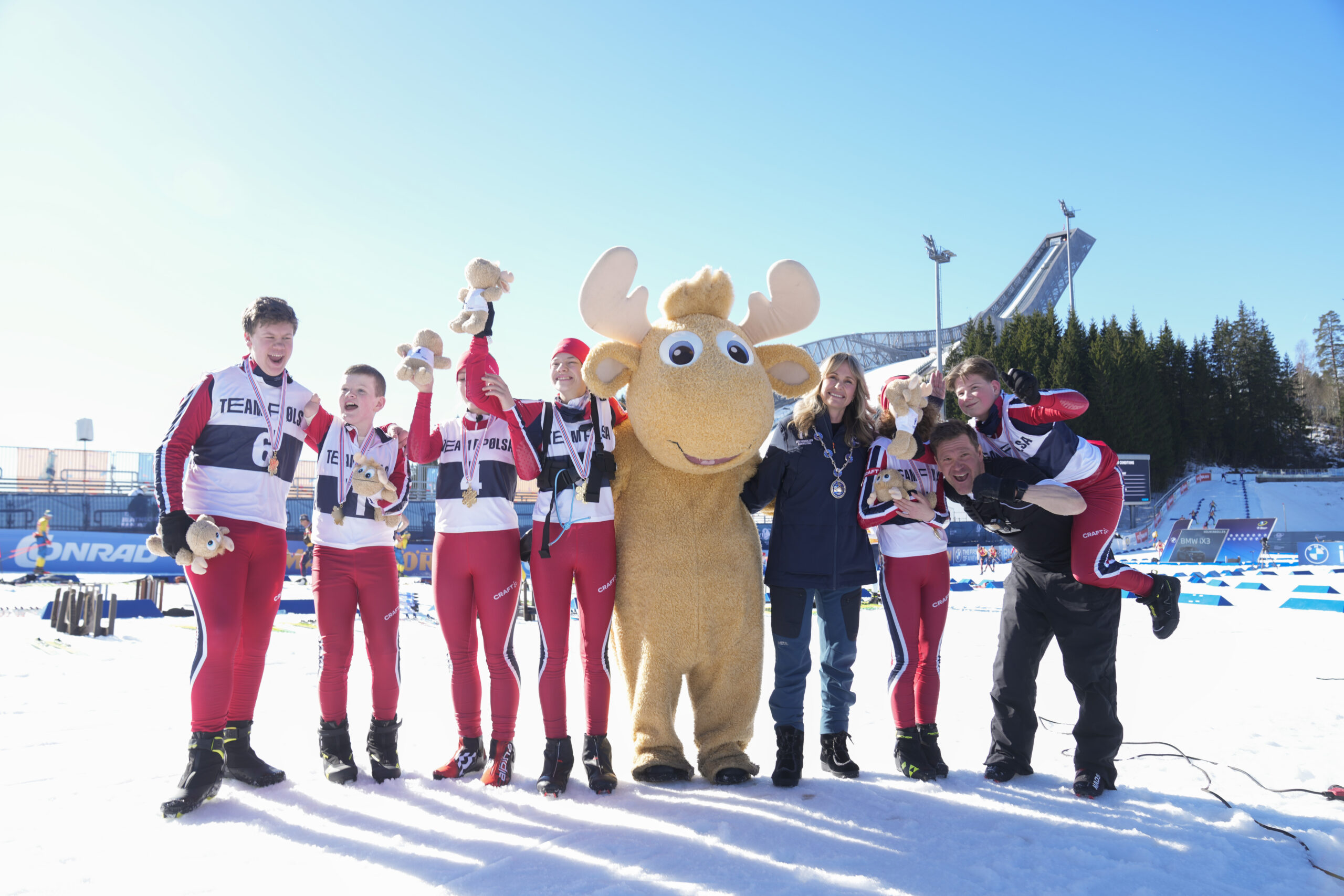 Team Pølsa kan juble etter gjennomført skiskytter-renn i strålende vær i Holmenkollen.