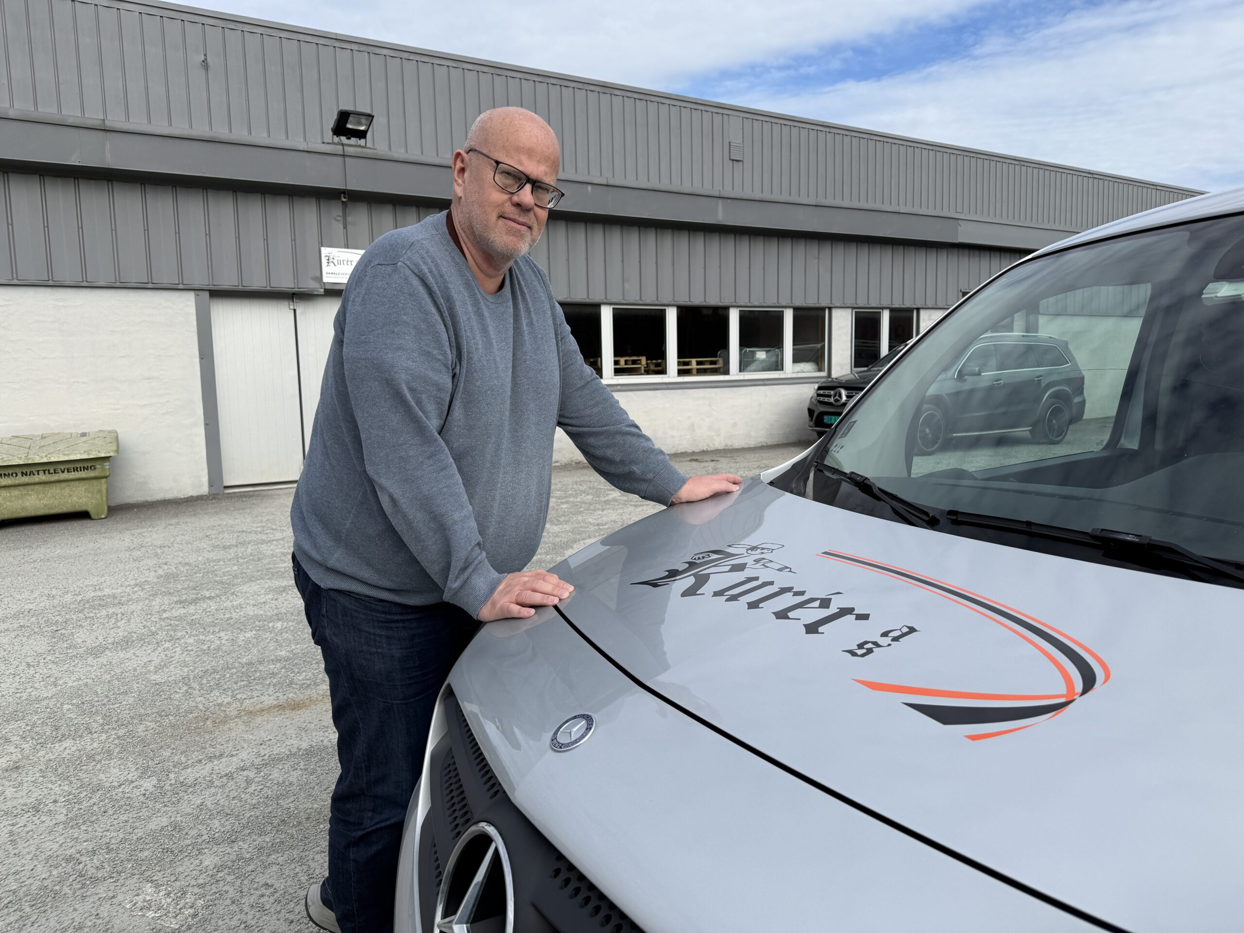 Tom Johnsen merker drivstoffsjokket godt. Transportselskapet Kurér Selskapet får rundt to millioner kroner i økte kostnader etter den kraftige prisoppgangen.
