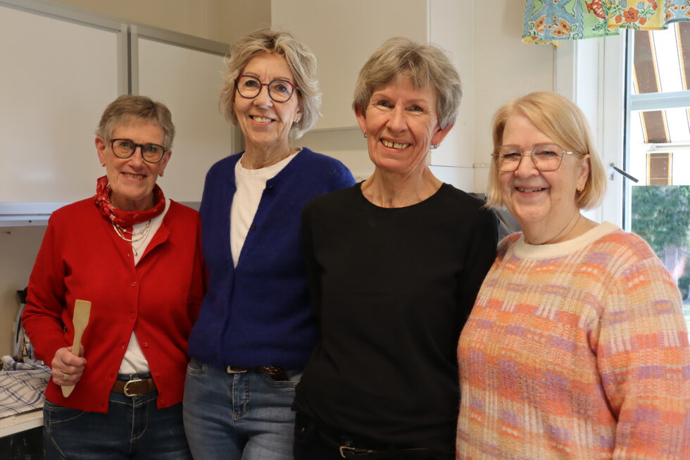 Mona Rønningen, Marvel Sørensen, May Kristiansen og Mette Karin Hansen sto på for fullt på kjøkkenet for å servere vafler og kaffe.
