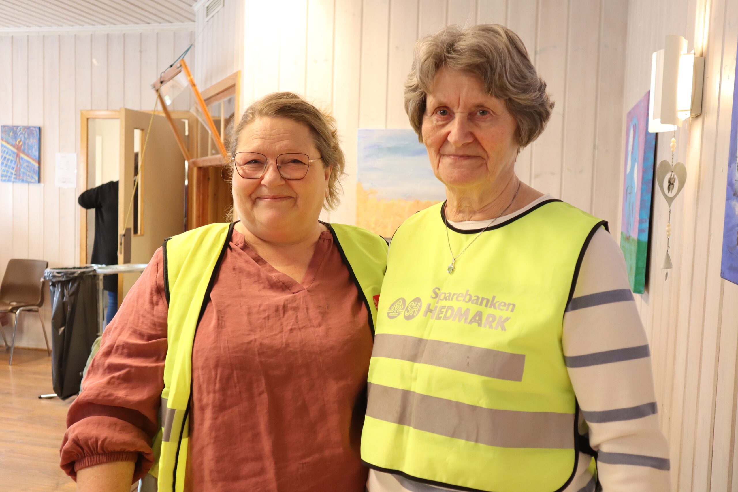 Hege Holmen og Astrid Kristiansen synes det er vanskelig å bestemme prisene på loppene. – Loppene går unna som bare det, kanskje vi selger dem for billig? Noen gir mer enn vi ber om også, så det er bare helt herlig, forteller de.