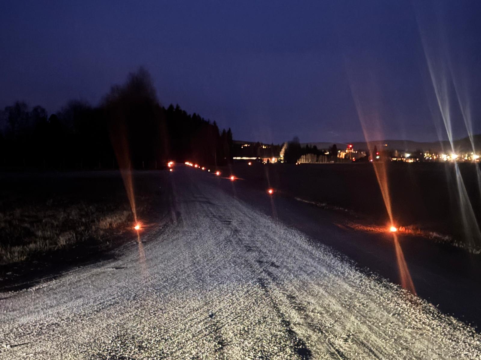 Fra avkjøringen ved riksveg 2 og hele den lange vegen frem til KNA Kongsvingers klubbhus brant det fakler.