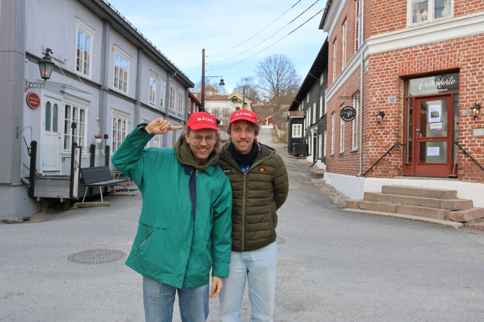Martin Høgberget og Harald Engan gleder seg til å spille Improteater i Kongsvinger igjen. Det er nesten seks år siden sist at Blå Caps Impro spilte i Kongsvinger sist. På fredag setter gjengen opp show på Lille Pernille. Lørdag flytter de over gata til Pianoforte for å lage imrpoteater for barn.