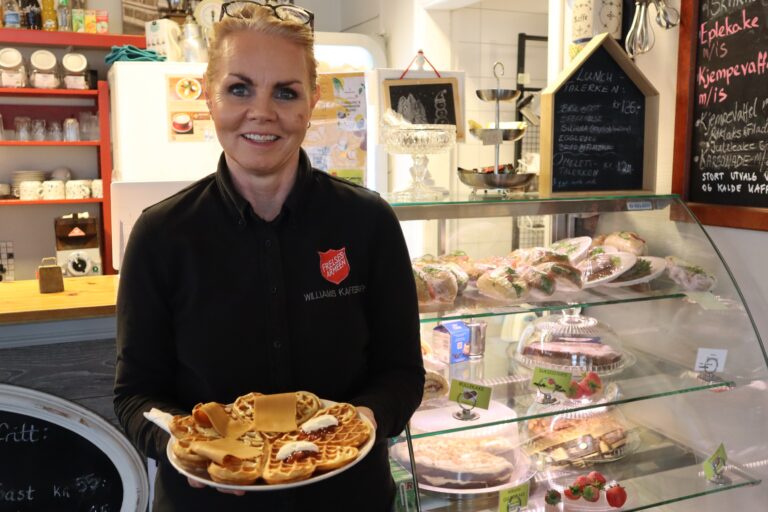 KLAR FOR VAFFELDAGEN: Monica Aas ved Williams kaffebar venter storinnrykk når vaffeljernet går varmt 25. mars.