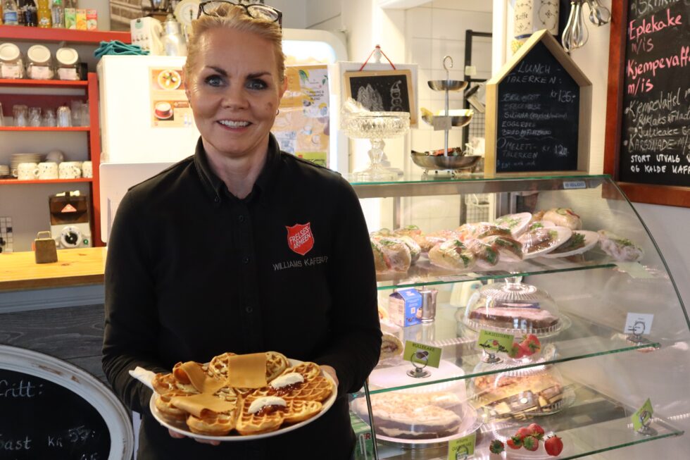 KLAR FOR VAFFELDAGEN: Monica Aas ved Williams kaffebar venter storinnrykk når vaffeljernet går varmt 25. mars.