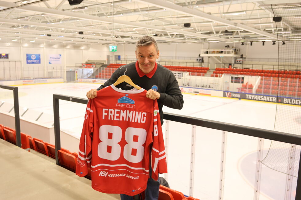 Kongsvinger Ishockey auksjonerer bort A-lags spillernes hjemmetrøyer som er brukt i vinterens 1.divisjonsspill.