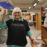 Reidun Hagerud er en av flere som har vært med i ti år med Overskuddsfabrikken. Denne uken skal det feires og markeres.