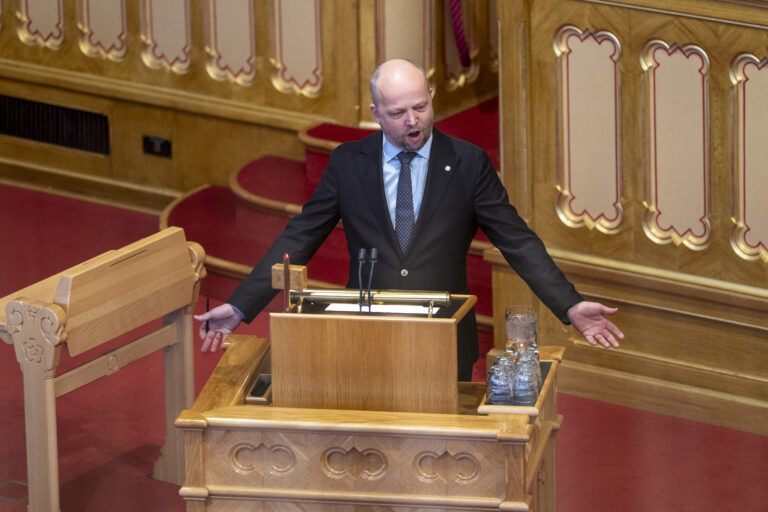 Et flertall bestående av Høyre, Frp, KrF og Senterpartiet vedtok mot regjeringens vilje forslaget om å hastebehandle saken. Avbildet er SP-leder Trygve Slagsvold Vedum i Stortinget onsdag.