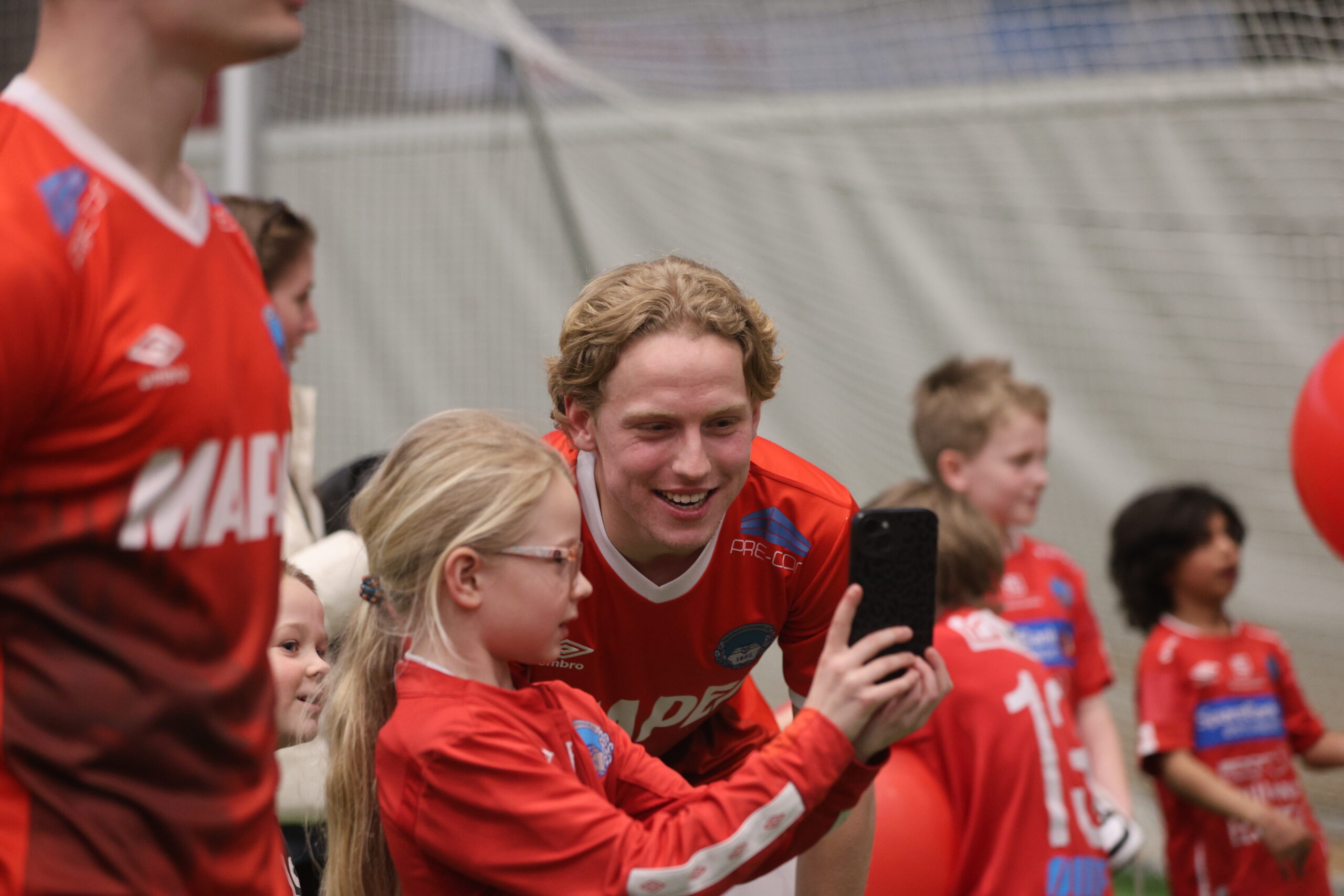 Etter kickoffet var det også flere som ville ha bilder med KIL-spillerne.