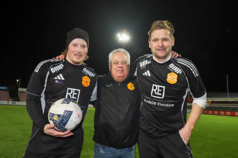 Manager Mads Furulund, flankert av de to målscorerne Stian Repshus (t.v.) og Fredrik Langfoss, etter at Trysil ble for sterke og vant cupkampen 6-2.