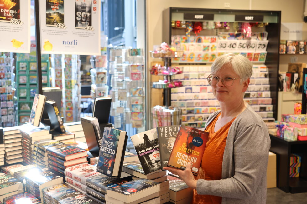 Hilde Røe hos Norli på Kongsenteret merker en økende interesse for kriminal-litteratur til påske.