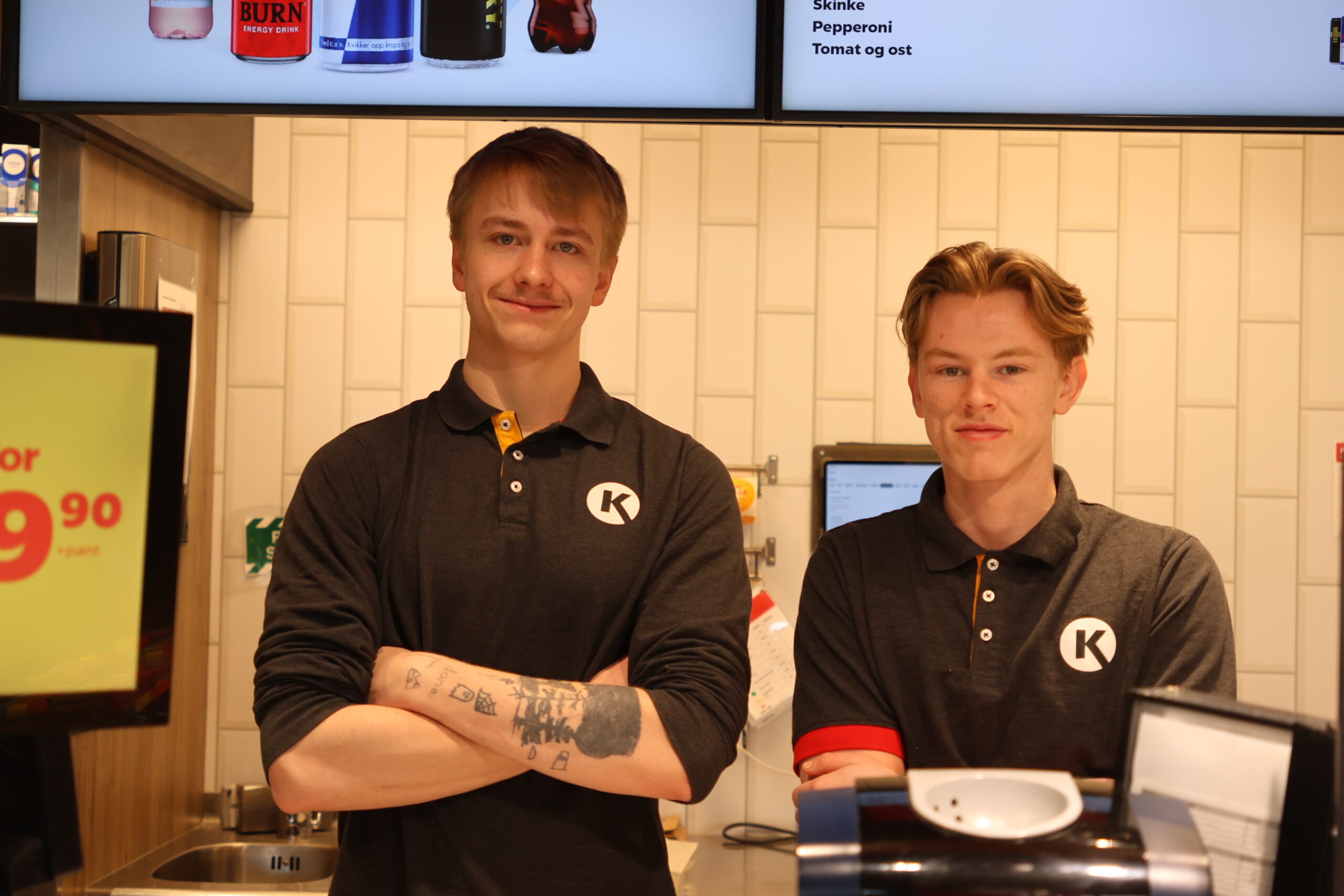 Inne på Cirkle K hadde Mons Stenseth og Julian Bekkengen det travelt med å ekspedere alle påsketrafikantene som var innom stasjonen.