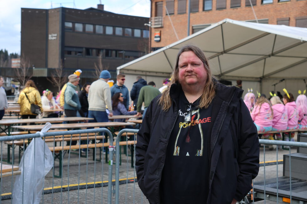 I 15 tiden lørdag begynte folk å komme inn til rådhusplassen etter å ha vært ute på påskerebus. Arrangør Stian Fossum forteller at 111 lag deltar i rebusen og at det er ventet bortimot 1000 besøkende til rådhusplassen utover lørdagen.