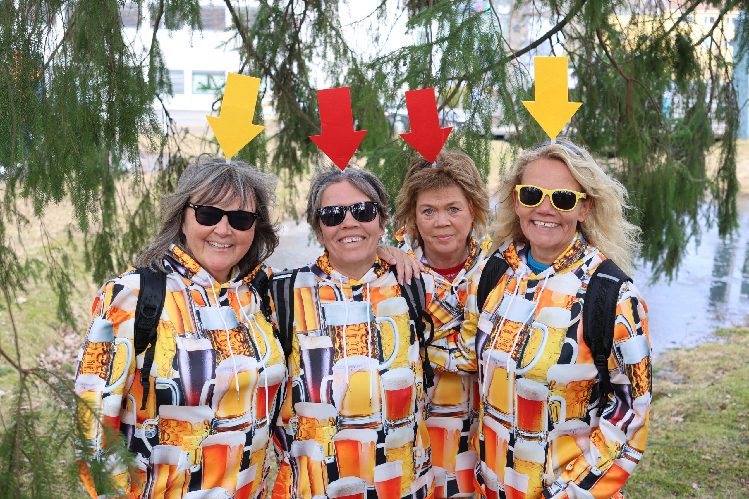 Wenche Lillehagen (f.v.), Bente Hagen, Anne Nygård og Turid Engh søkte ly under ei gran i byparken da det begynte å hagle.