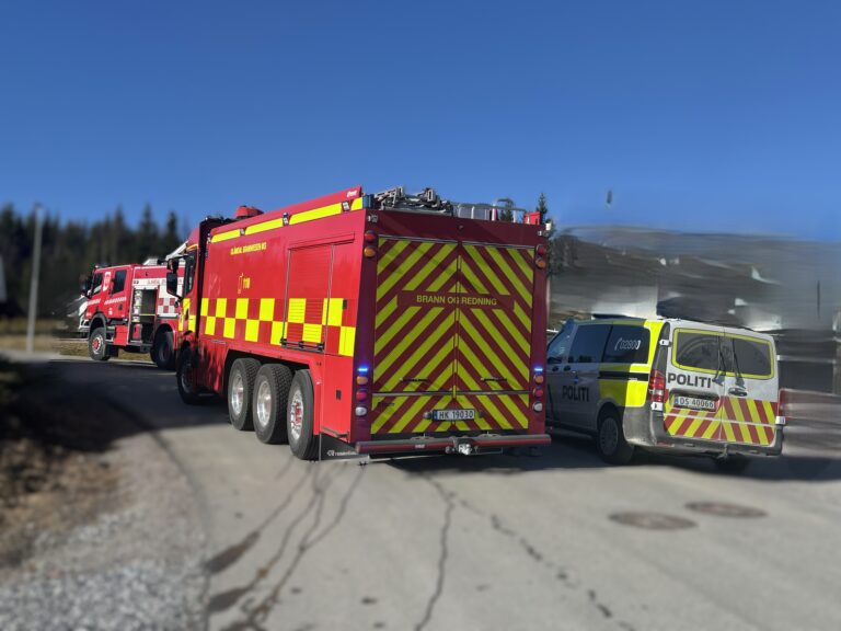 Alle nødetater rykket søndag ut på en melding om en bilbrann i Marikollen.