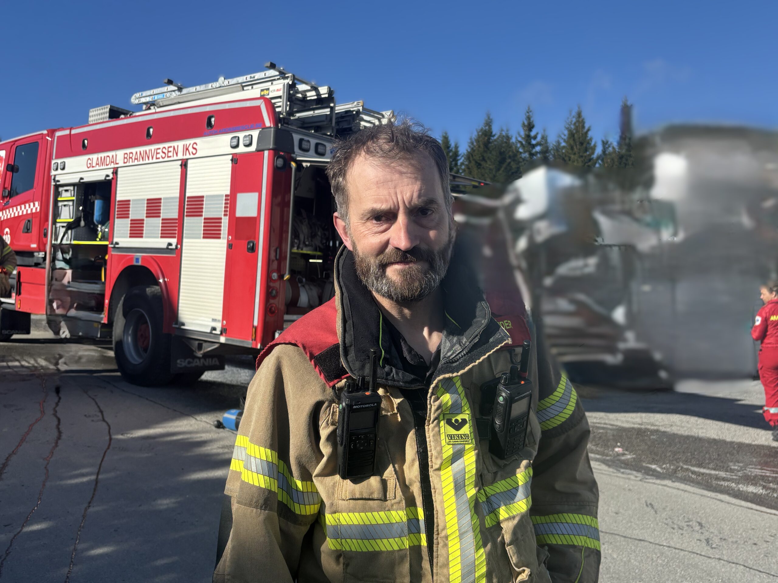 Bjørn Harbosen, utrykningsleder i Glåmdal Brannvesen sier at de ikke kjenner til årsaken til bilbrannen og brannen i en nærliggende leilighet.