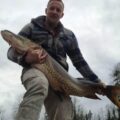 Søndag fikk Axel Kozlowski sitt livs fangst da ei kjempegjedde på 128 cm og 14,35 kg bet på da han fisket i Glomma ved Brandval.