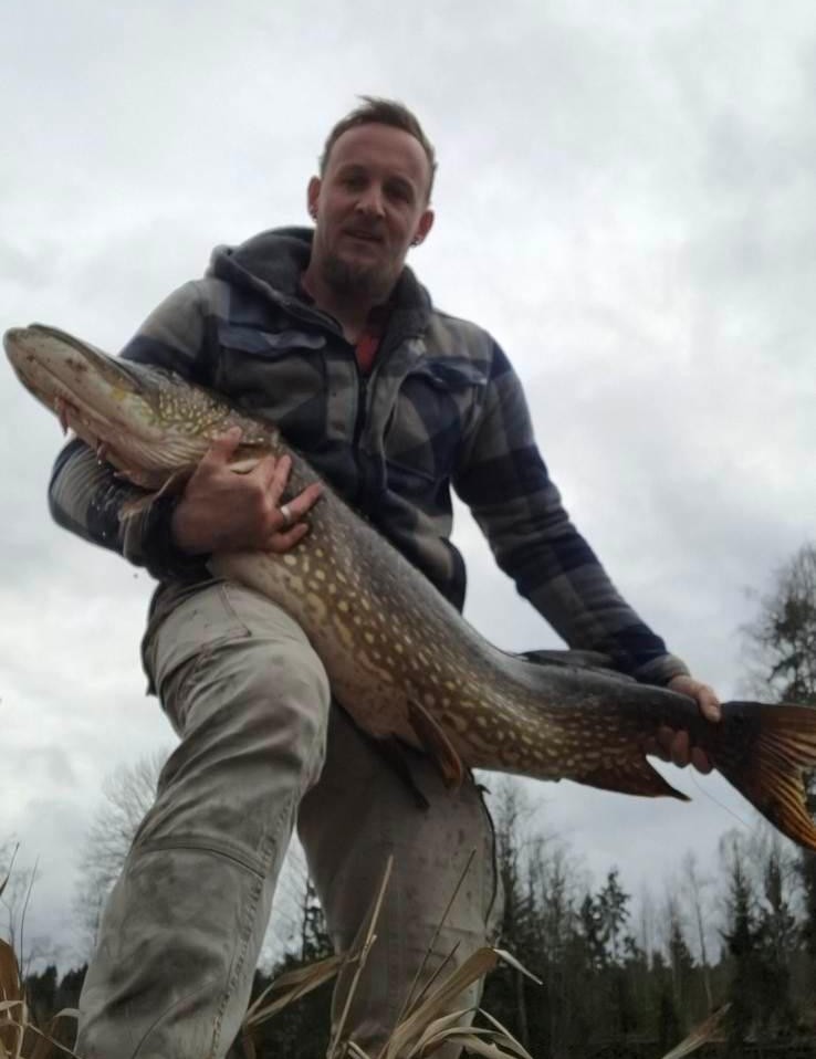 Søndag fikk Axel Kozlowski sitt livs fangst da ei kjempegjedde på 128 cm og 14,35 kg bet på da han fisket i Glomma ved Brandval.