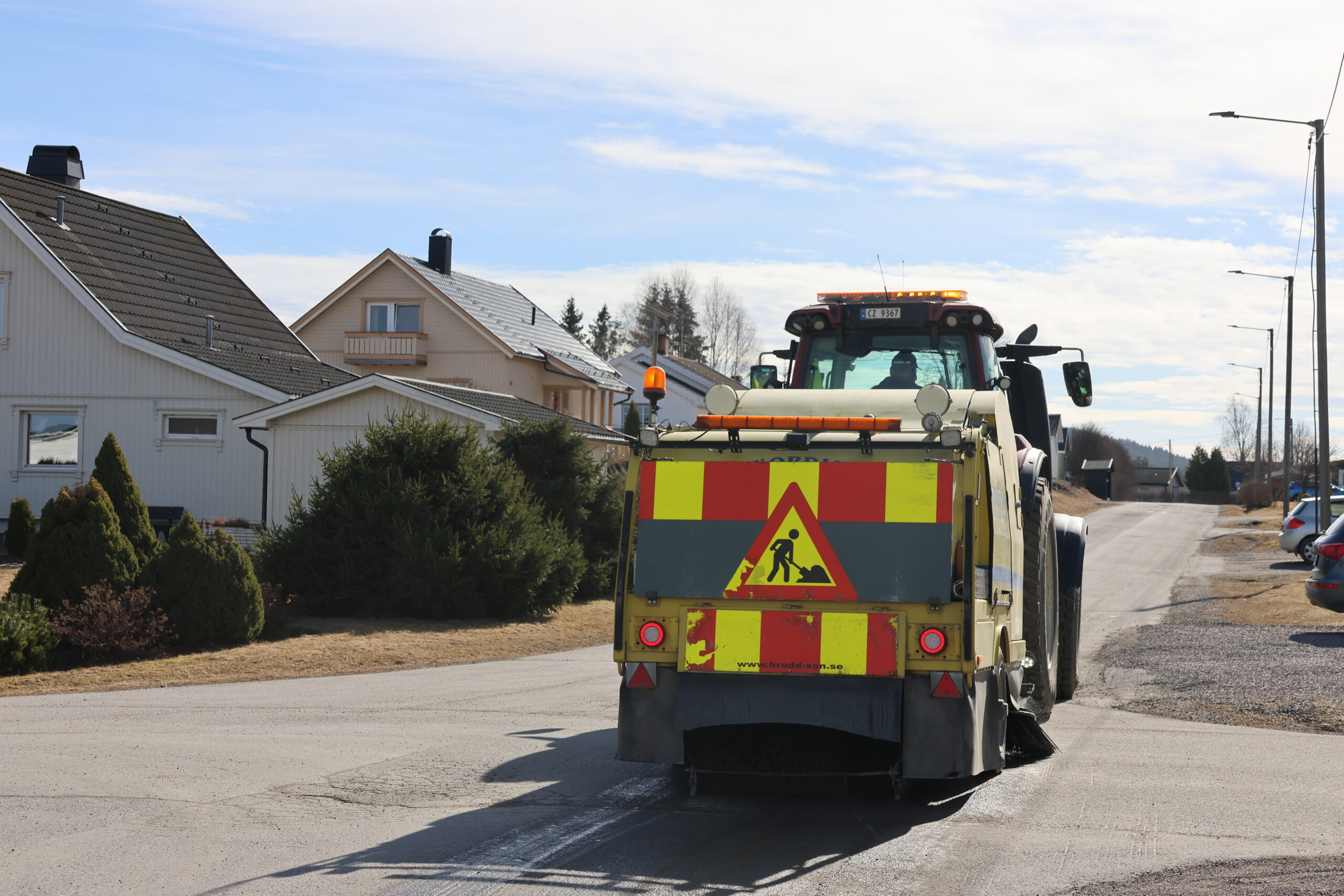 Havner du bak en av GIVAS feiemaskiner er oppfordringen å vise hensyn til de saktekjørende maskinene.